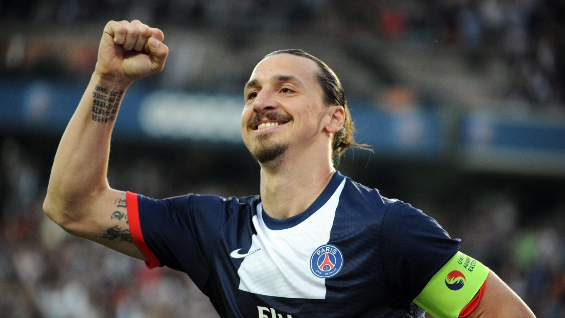 瑞士女足球员雪地铲球太猛，把对手铲进雪堆，瑞士女足国脚